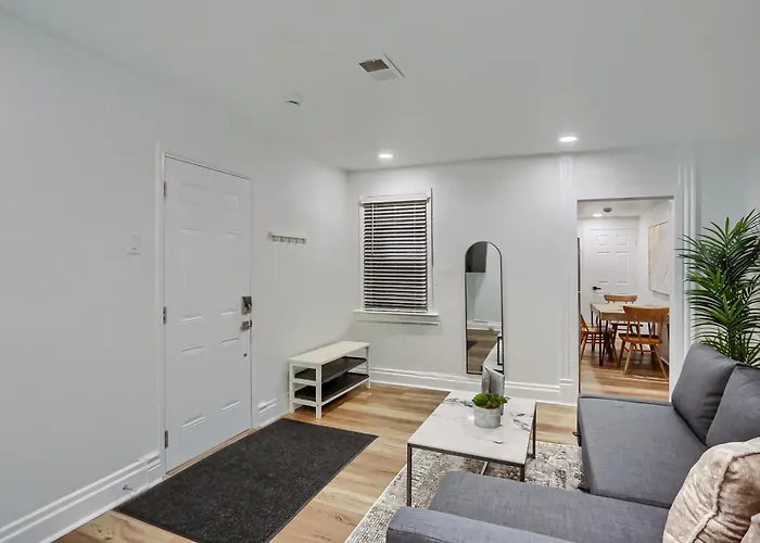 Apartment Modern And Cozy 1 Bdrm With Free Street Parking