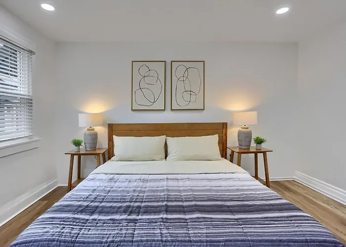 Apartment Modern And Cozy 1 Bdrm With Free Street Parking