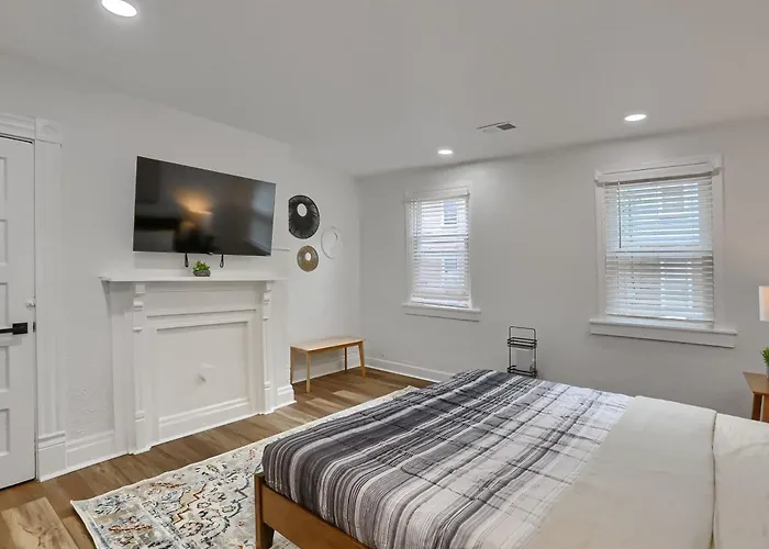 Apartment Modern And Cozy 1 Bdrm With Free Street Parking