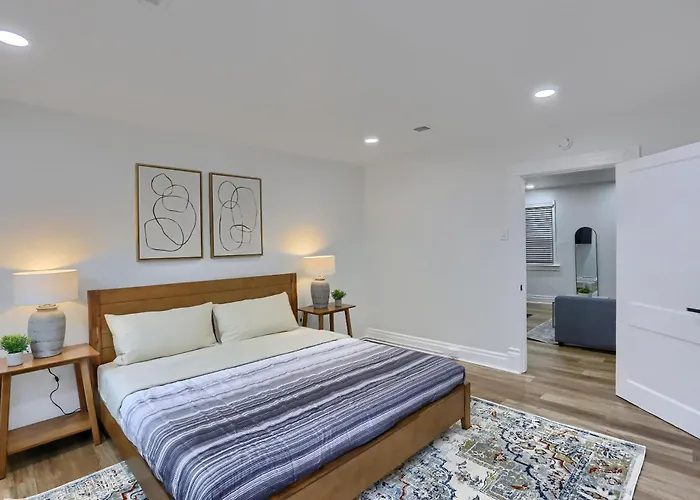 Apartment Modern And Cozy 1 Bdrm With Free Street Parking *