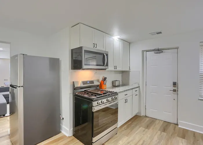 Apartment Modern And Cozy 1 Bdrm With Free Street Parking