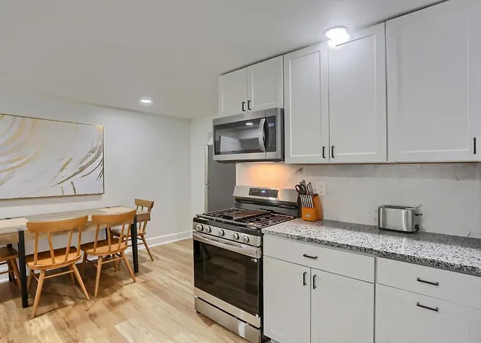 Modern And Cozy 1 Bdrm With Free Street Parking Apartment *