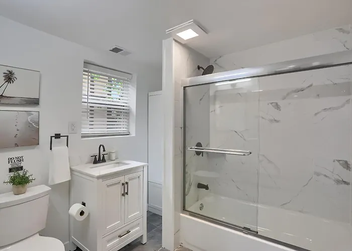 Apartment Modern And Cozy 1 Bdrm With Free Street Parking *