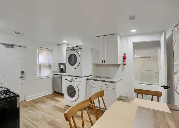 Apartment Modern And Cozy 1 Bdrm With Free Street Parking *