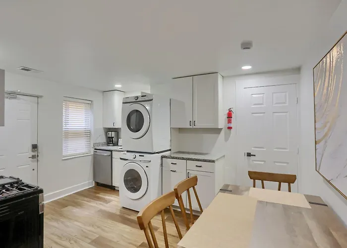 Modern And Cozy 1 Bdrm With Free Street Parking Apartment *