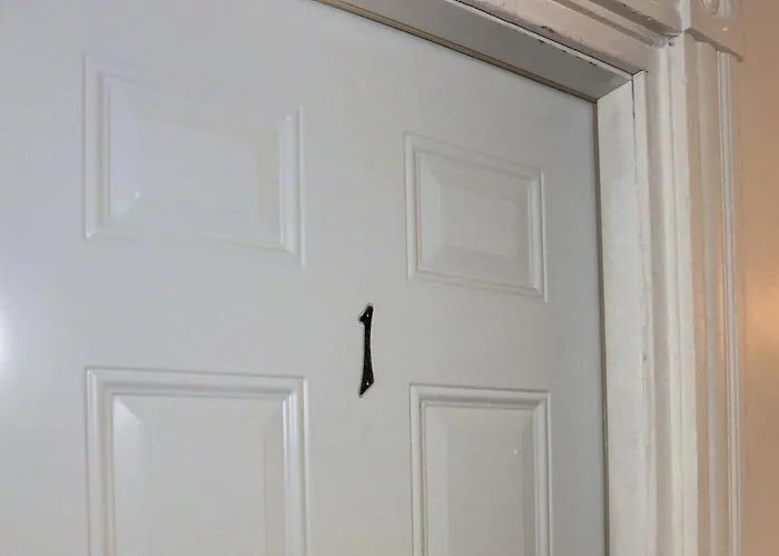 Modern And Cozy 1 Bdrm With Free Street Parking *